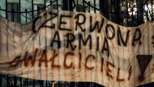 Narodowcy zawiesili na ambasadzie transparent
