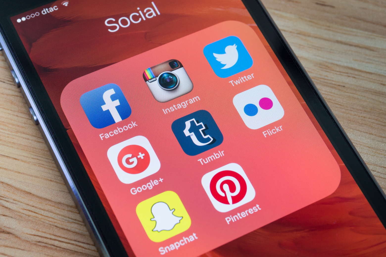 Prezydent Nawrocki blokuje bat na Facebooka i TikToka. Co piątkowe weto oznacza dla Twojego telefona?